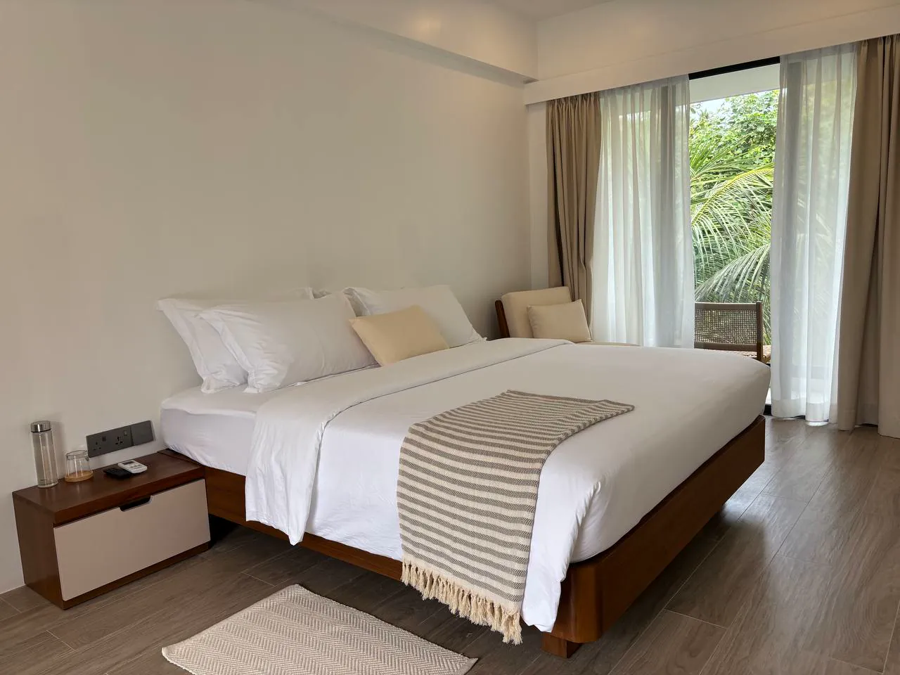 Villa living room with elegant furnishings at Kinbi