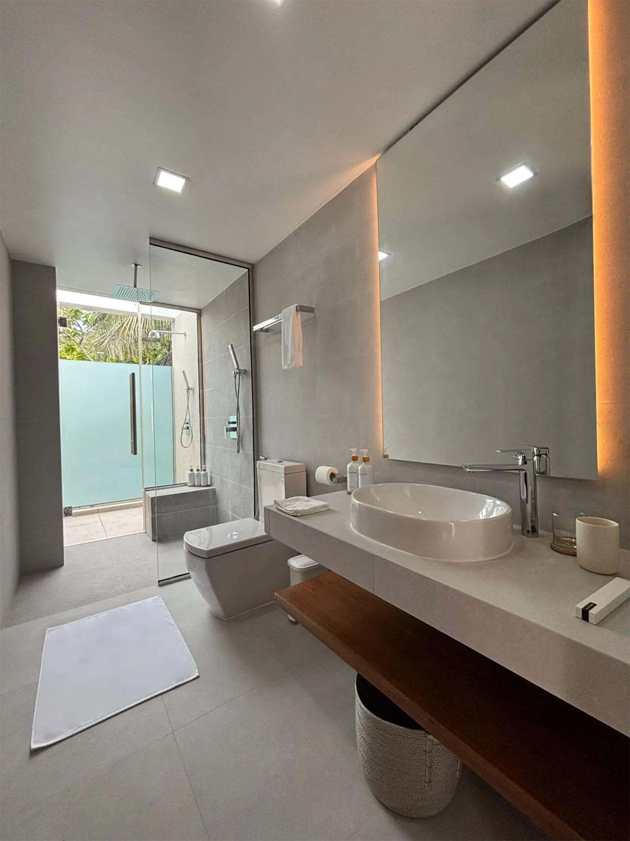 Luxury bathroom with outdoor shower at Kinbi Private Villa