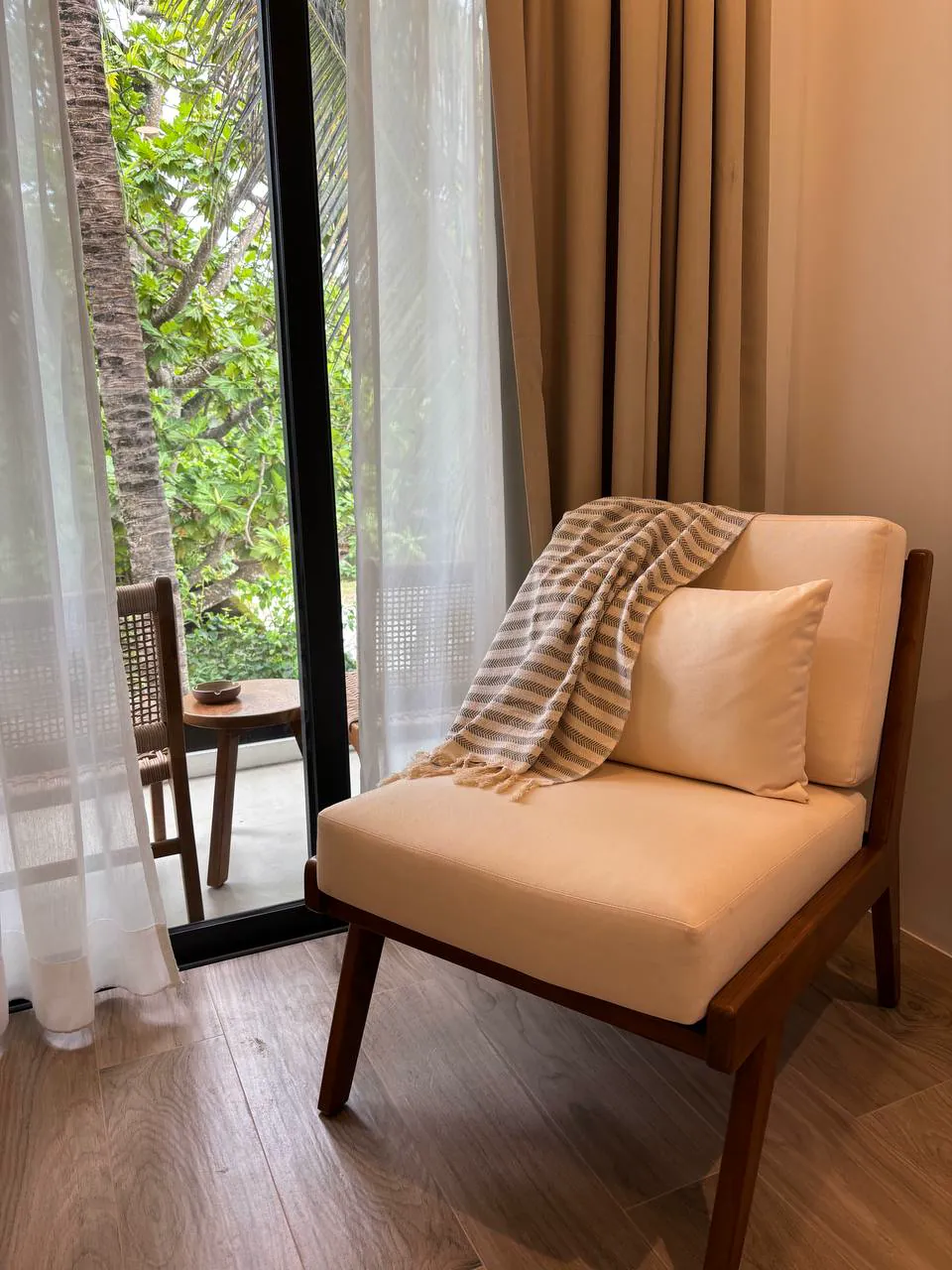 Private dining area at Kinbi Private Villa